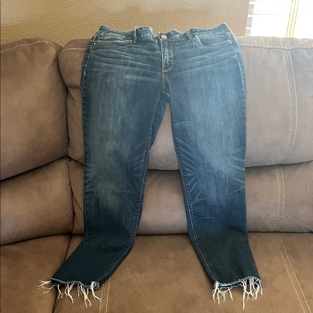 Frayed Hem Ankle Jeans in Dark Blue